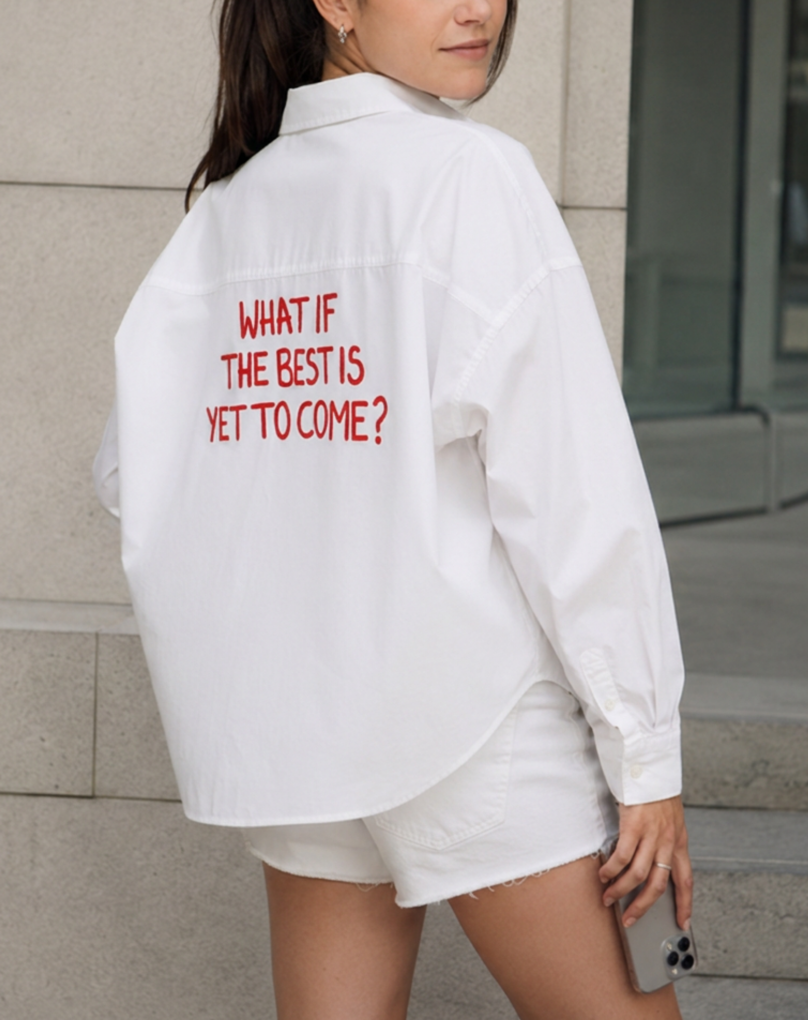What if the best is yet to come? Weißes Statement Hemd (Roter Druck)