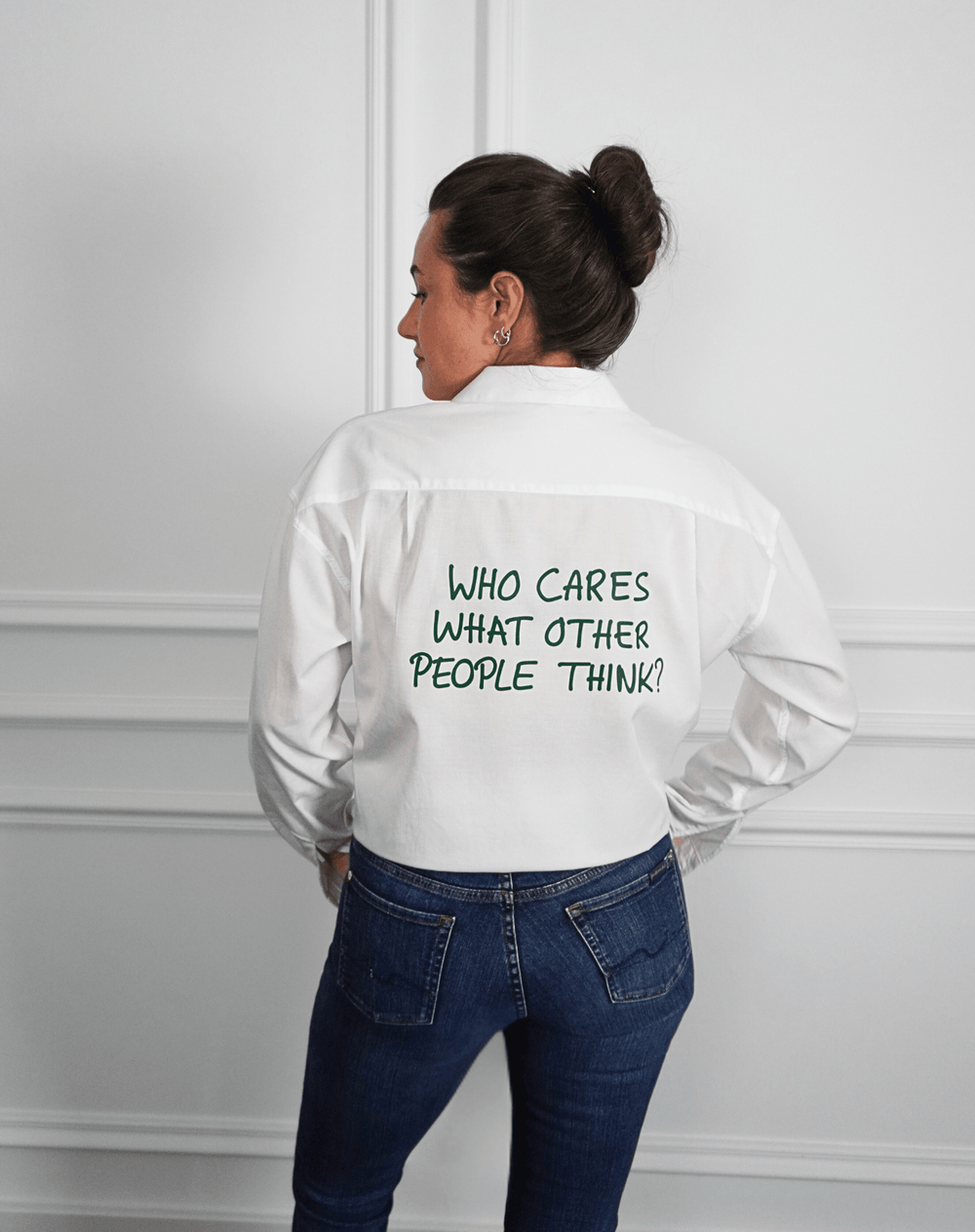 Who cares what other people think? Weißes Hemd (Dunkelgrüner Druck)