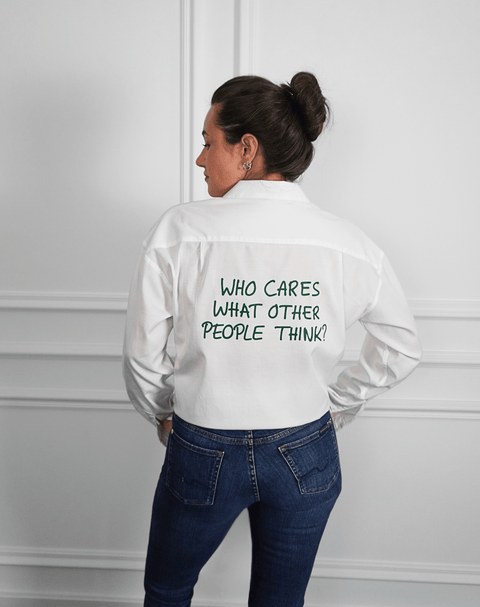 Who cares what other people think? Weißes Hemd (Dunkelgrüner Druck)
