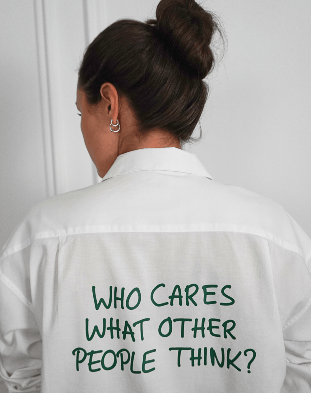 Who cares what other people think? Weißes Hemd (Dunkelgrüner Druck)