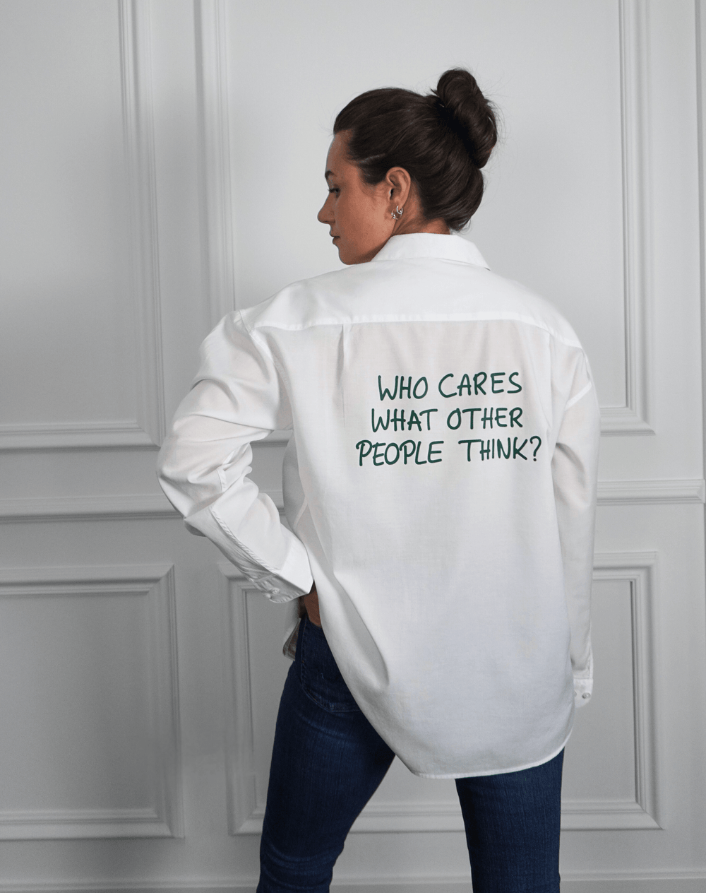 Who cares what other people think? Weißes Hemd (Dunkelgrüner Druck)