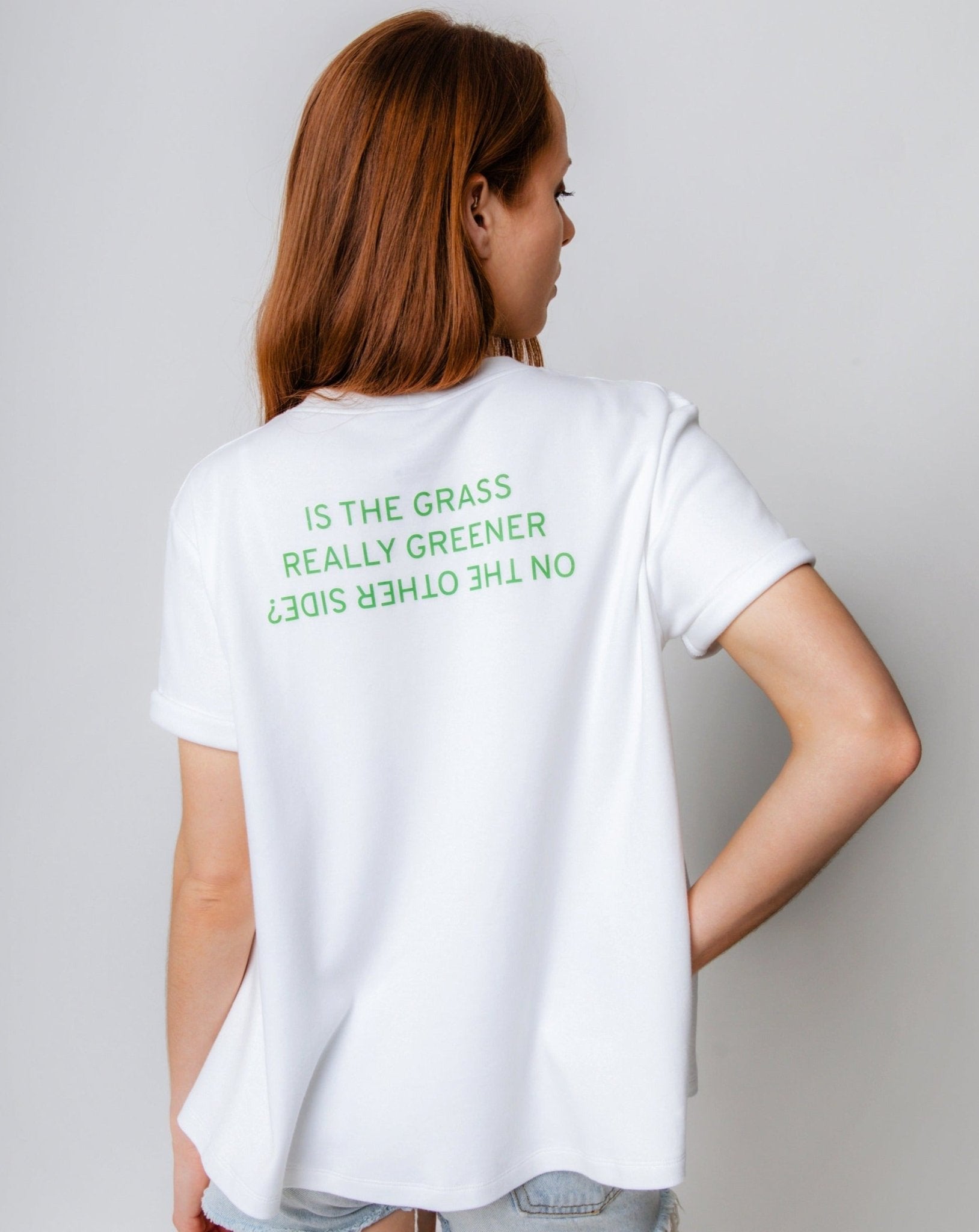 Is the grass really greener on the other side? Flowy T-Shirt - OBLIVIOUS?